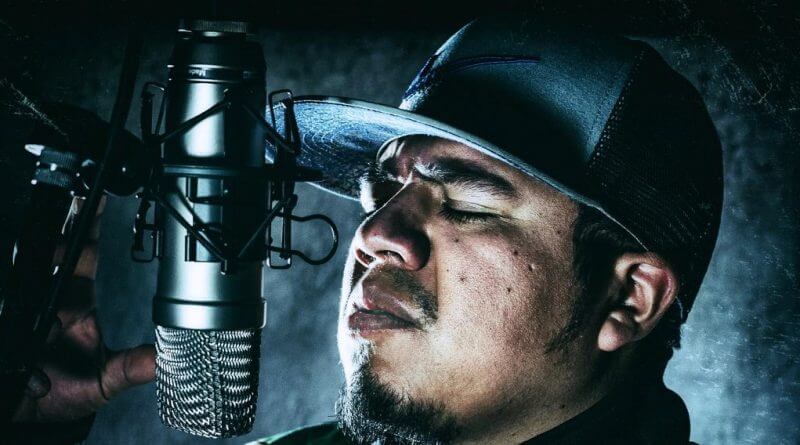 Mann mit Cap neben einem Studiomikrofon HipHop