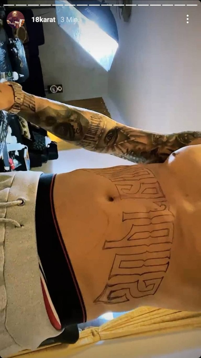Nicht Banger Musik 18 Karat tätowiert sich Label auf den Bauch