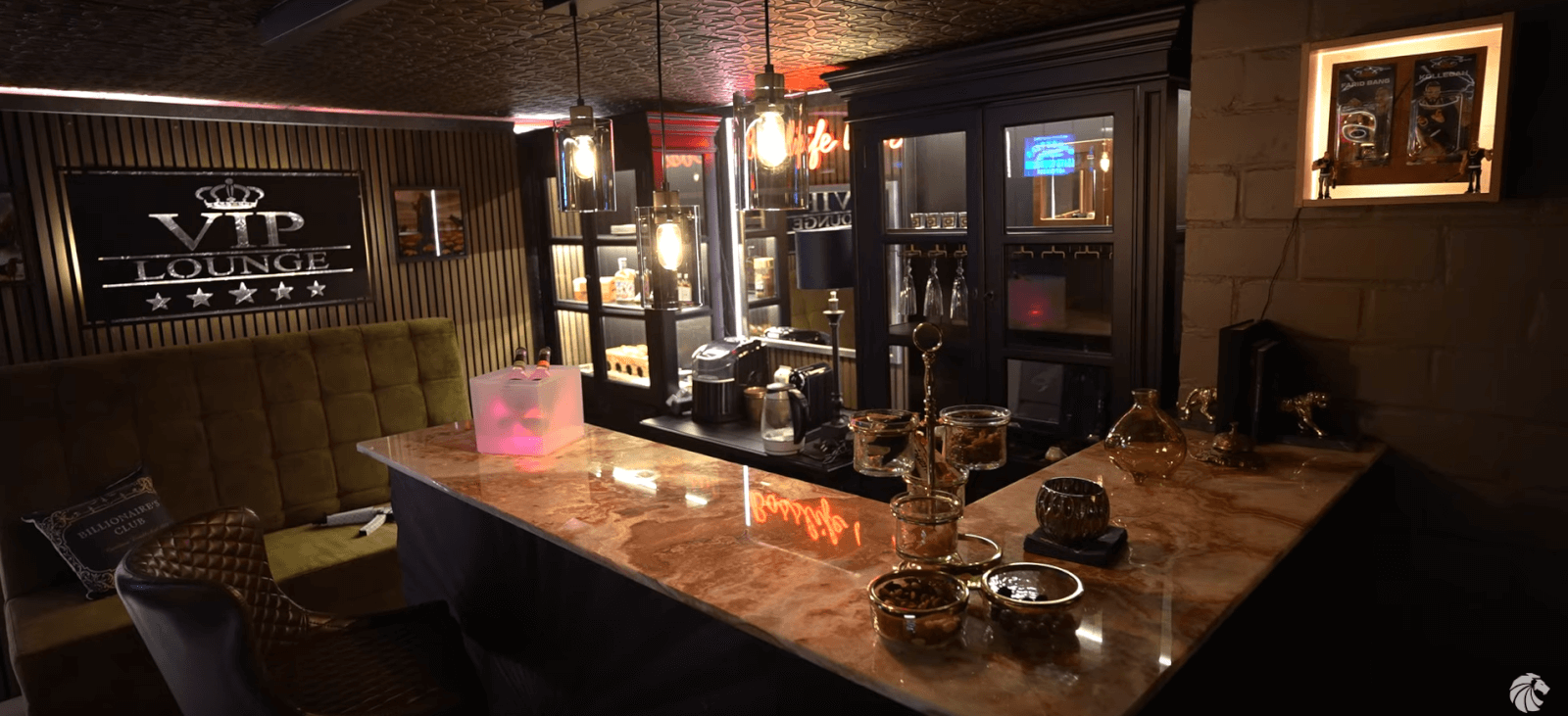 Kollegah zeigt seine Bar-Lounge