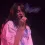 Auf der Bühne beworfen – Hier sehen wir den Moment, an dem Billie Eilish getroffen wird
