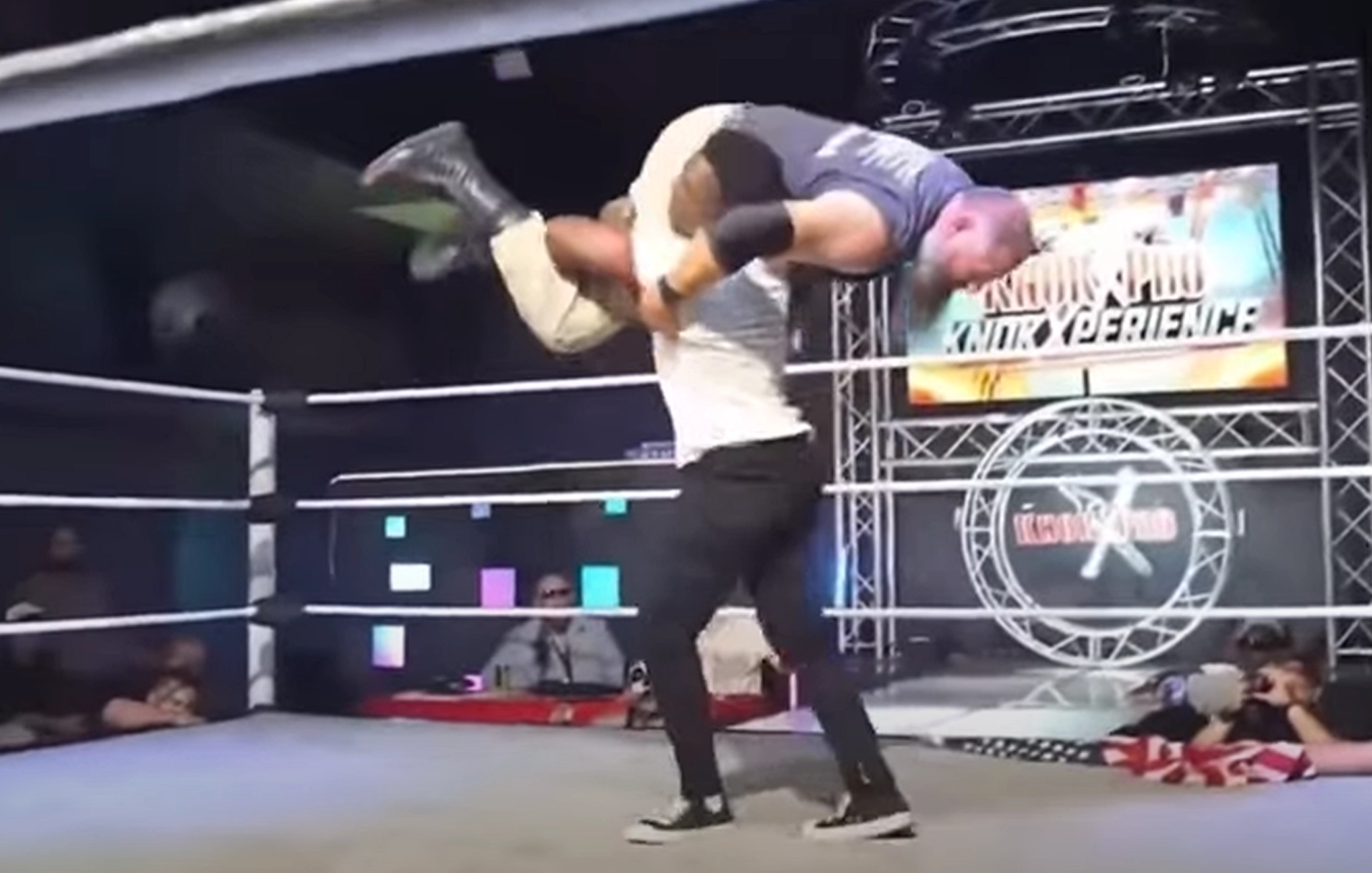 Raja Jackson attackiert US-Veteran und Wrestler Syko