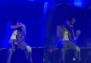 Samra weint hemmungslos auf seinem Konzert und muss von seiner Frau beruhigt werden Samra weint hemmungslos auf seinem Konzert und muss von seiner Frau beruhigt werden