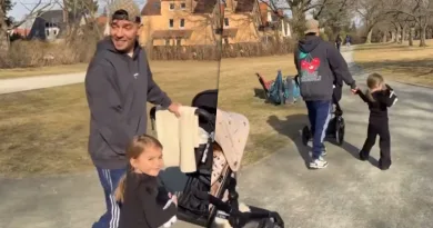 Capital Bra zeigt sich erstmals mit seiner Frau und seinen Kindern Capital Bra zeigt sich erstmals mit seiner Frau und seinen Kindern