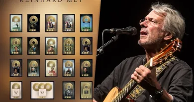 Nach Haftbefehl-Doku – Reinhard Mey erhält 24 Gold- und Platinschallplatten auf einmal