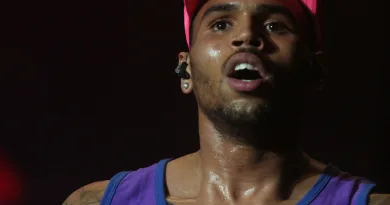 Chris Brown muss 13 Millionen Dollar Schmerzensgeld an seine Haushälterin zahlen Chris Brown muss 13 Millionen Dollar Schmerzensgeld an seine Haushälterin zahlen