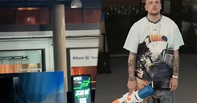 Brand ausgebrochen, während Bonez MC und sein Bentley sich im Gebäude befinden